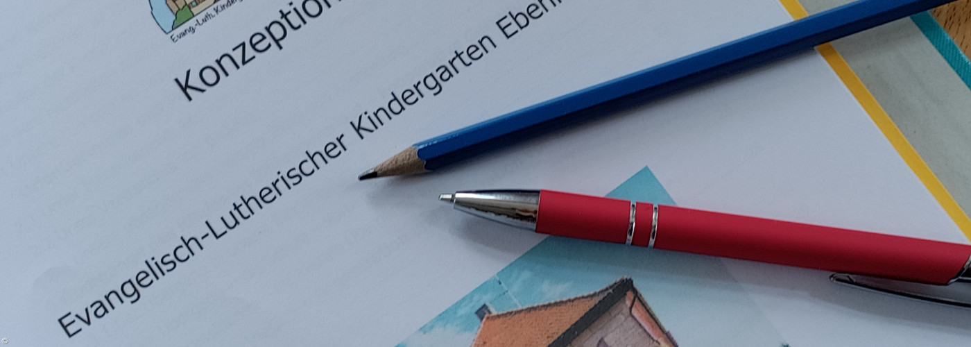 Konzeption in Mappe mit Stiften