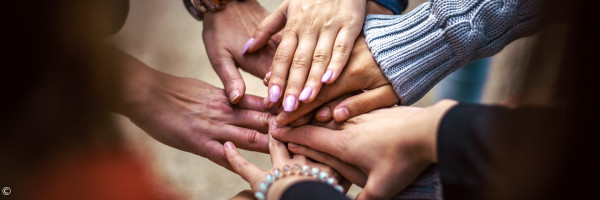 Hände in der Mitte zusammen