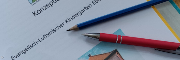 Konzeption in Mappe mit Stiften