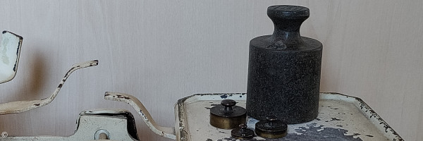 Alte Waage mit Gewichten