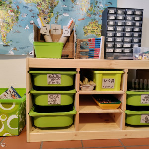 Spielsachen im Kindergartenraum mit Aufbewahrung